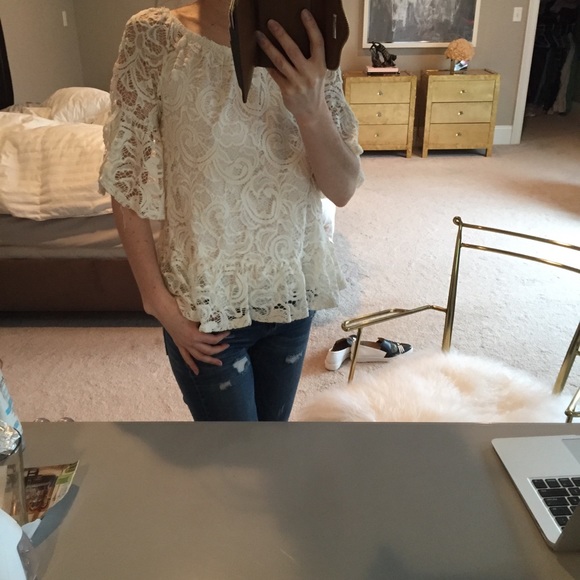 Lace flared sleeve top. - Picture 4 of 8